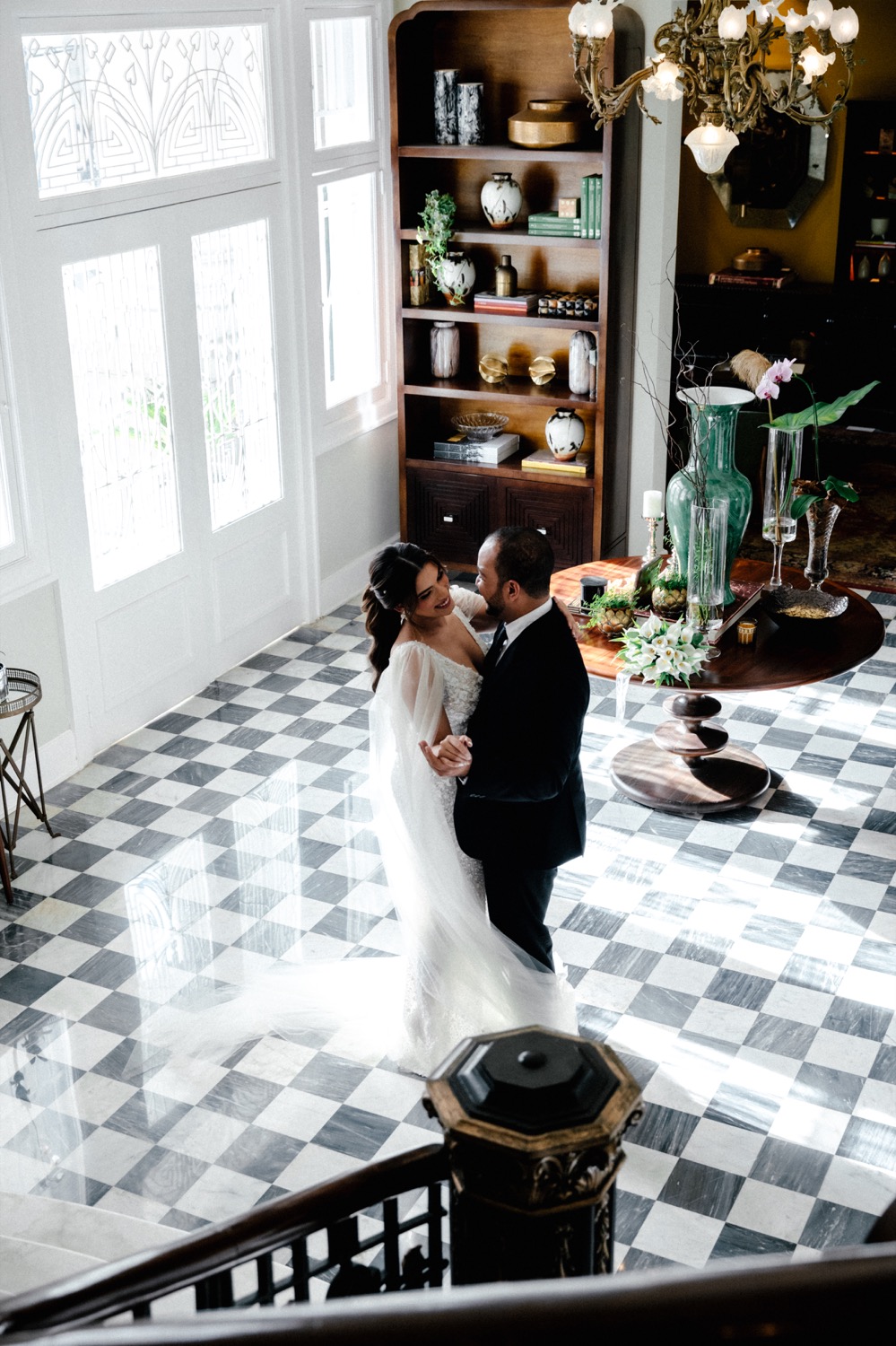 La pareja bailando en un salón de estilo vintage
