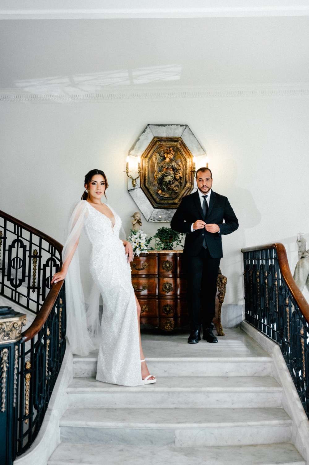 Camila y Hector vestidos de novios en una escalera