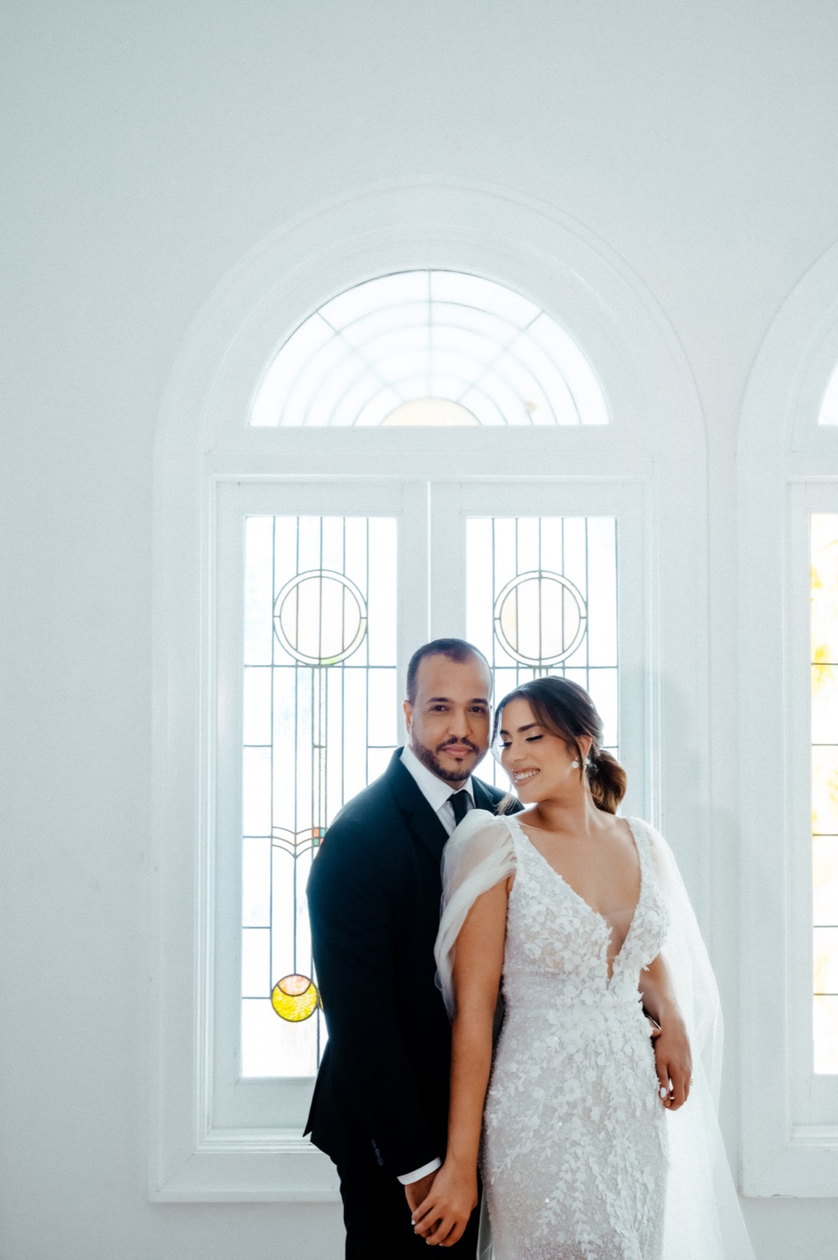 Camila y Hector junto a los vitrales de una casa antigua